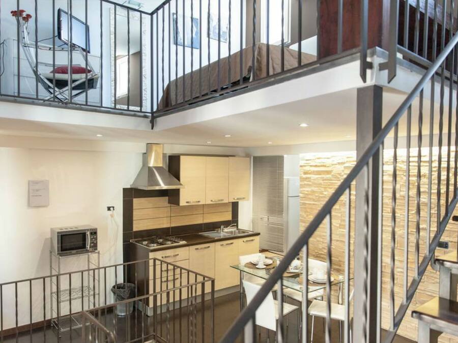 Minibar, caja de seguridad en la habitación y escritorio