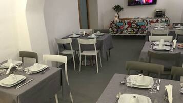 Breakfast (EUR 10 per person)