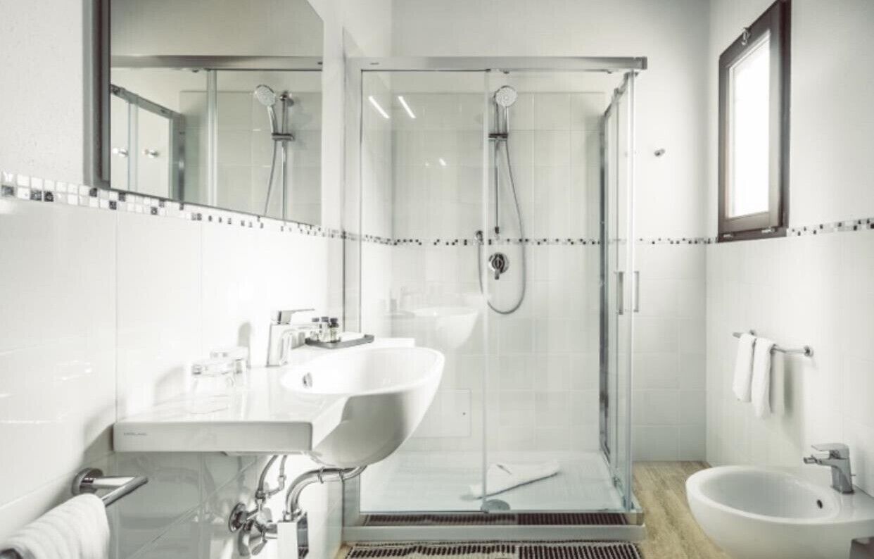 superior room | bathroom | free toiletries, hair dryer, bidet, towels