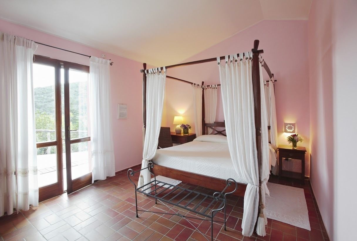 deluxe double room, sea view | premium bedding, minibar, in-room safe, desk