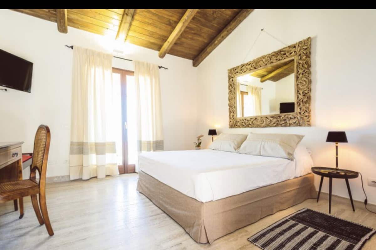 superior room | premium bedding, minibar, in-room safe, desk