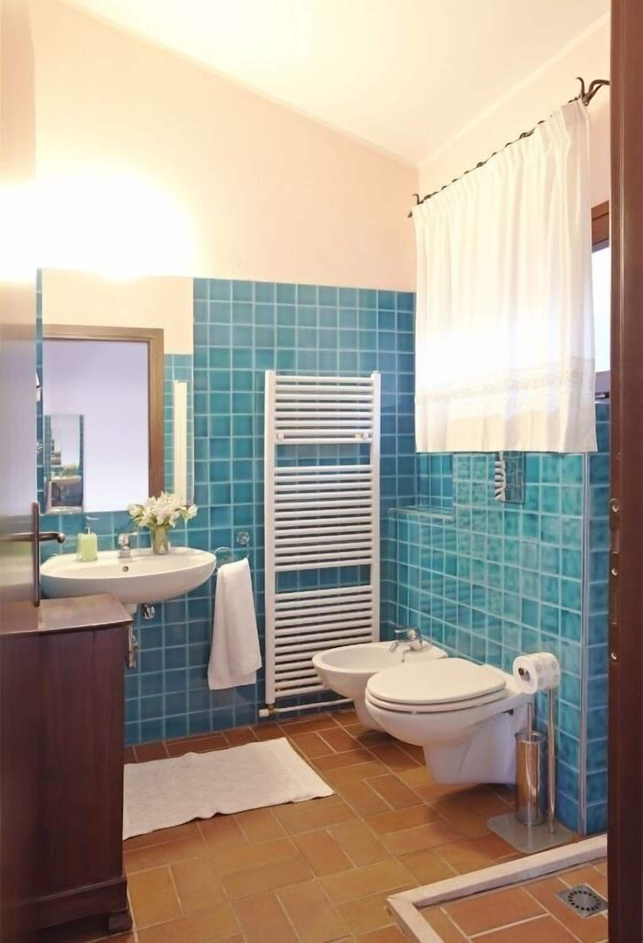 deluxe double room, sea view | bathroom | free toiletries, hair dryer, bidet, towels