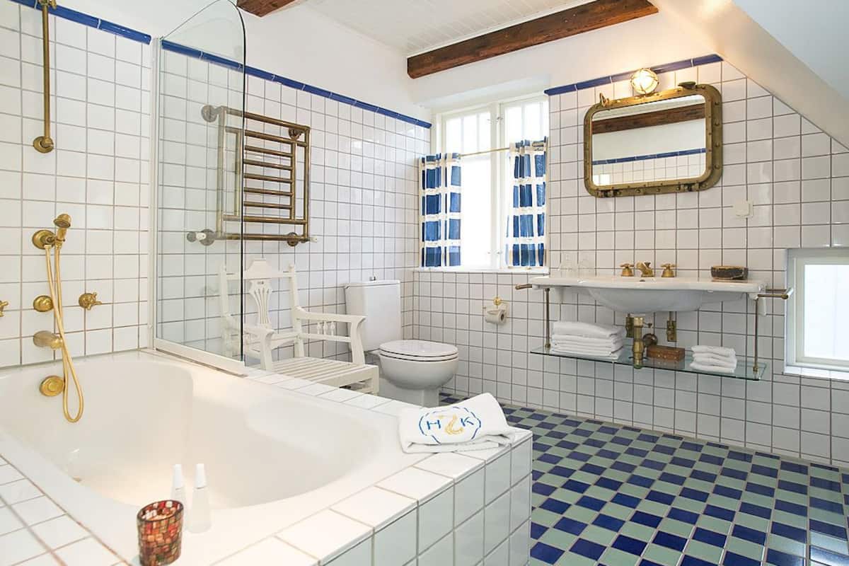 family room | bathroom | free toiletries, hair dryer, towels