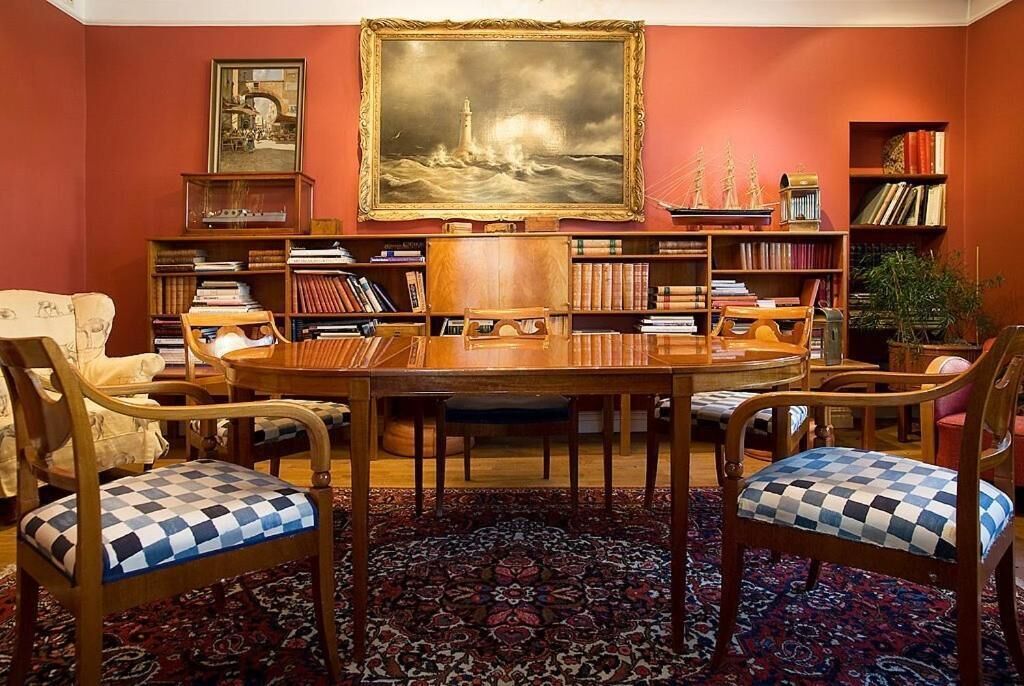 2 restaurants, lunch, dinner served; scandinavian cuisine