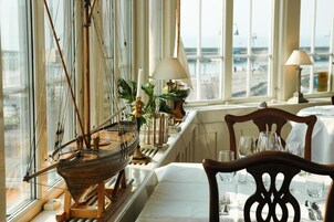 2 restaurantes; se sirven almuerzos, cenas y cocina escandinava 