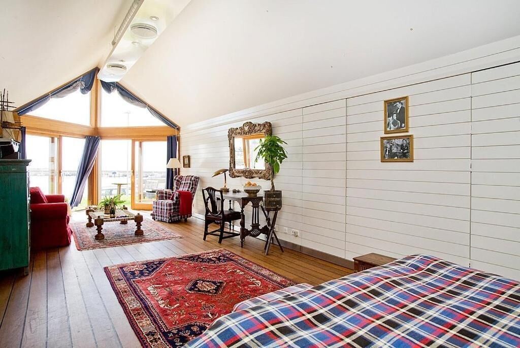 1 bedroom, individually decorated, individually furnished