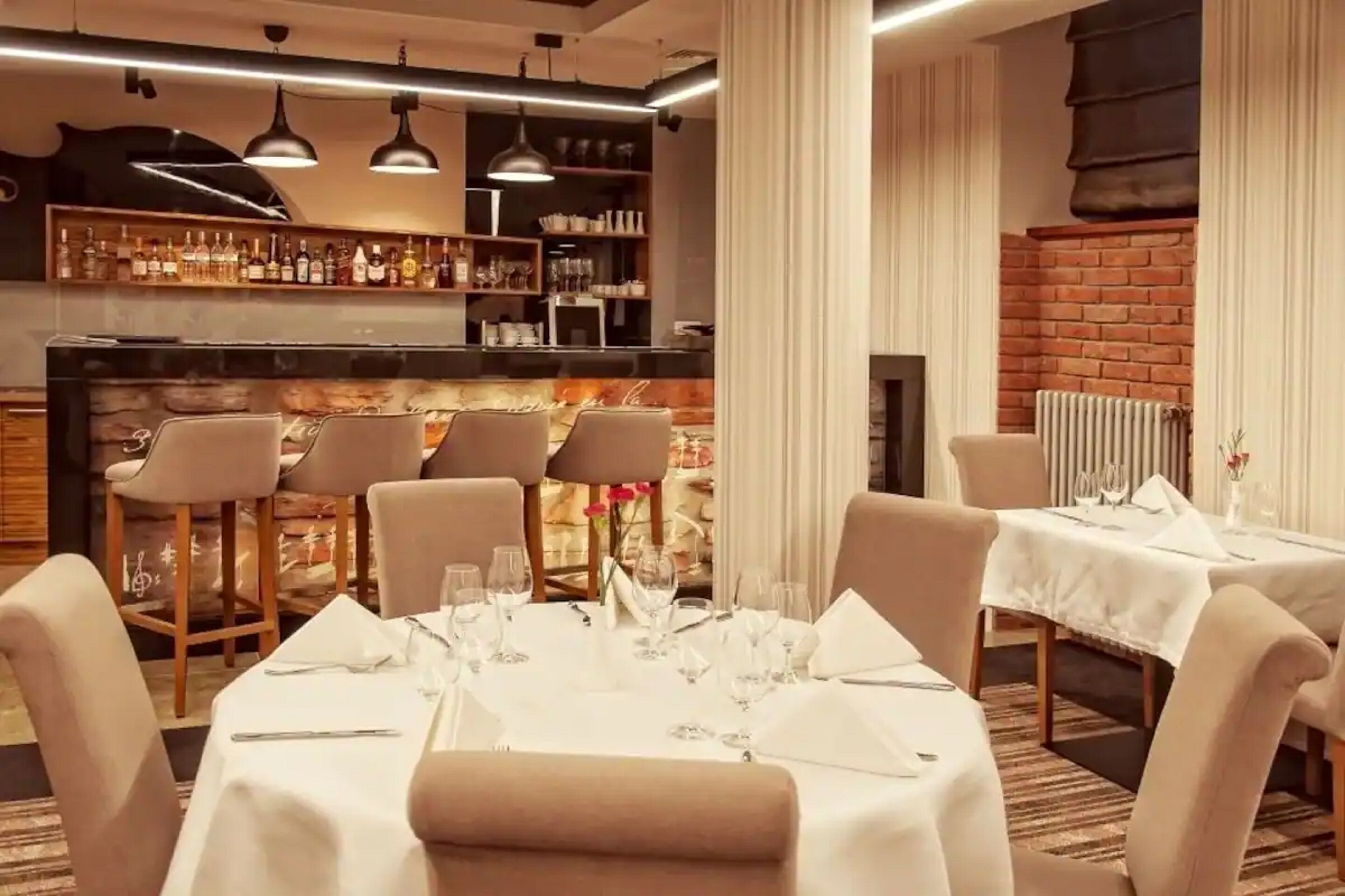 breakfast, lunch, dinner served; international cuisine