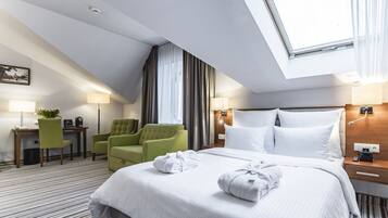 Premium bedding, in-room safe, desk, laptop workspace