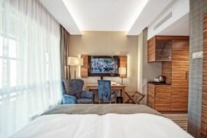 Habitación doble clásica | Ropa de cama de alta calidad y caja de seguridad en la habitación 