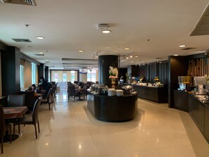 Aamiainen, lounas ja illallinen; kansainvälinen keittiö