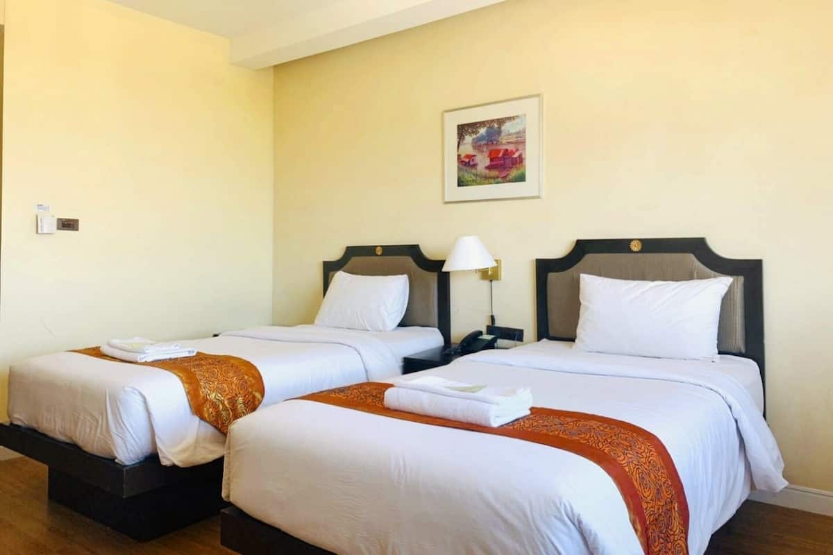 Deluxe Room | Desk, free WiFi