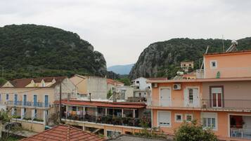 Un pueblo costero con edificios que tienen balcones y techos de tejas rojas.