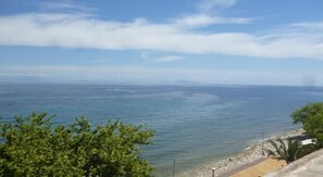 Une vue sur la côte, avec un ciel dégagé et une mer calme.