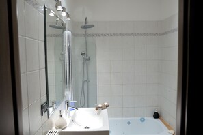 Rainfall showerhead, hair dryer, electronic bidet, towels - Aquarius Inn (Rome)