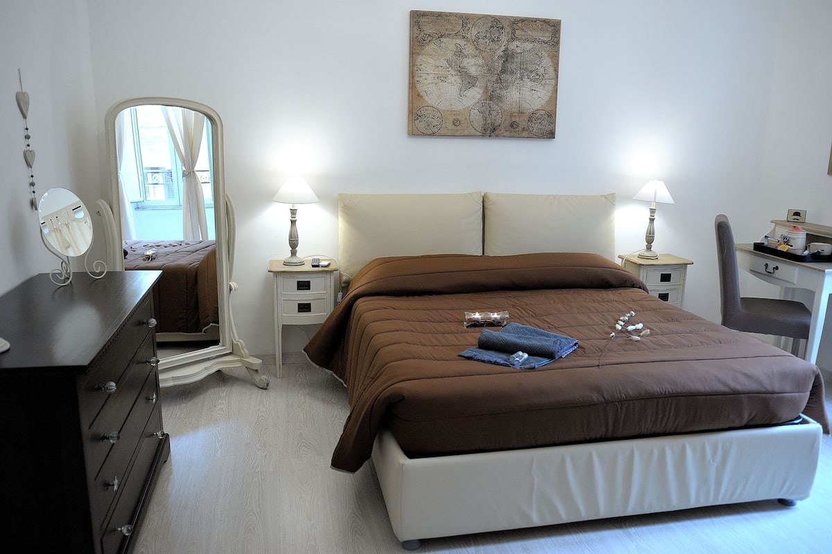In-room safe, desk, laptop workspace, soundproofing
