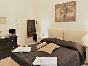 Premium bedding, down duvets, pillow-top beds, in-room safe - Aquarius Inn (Rome)