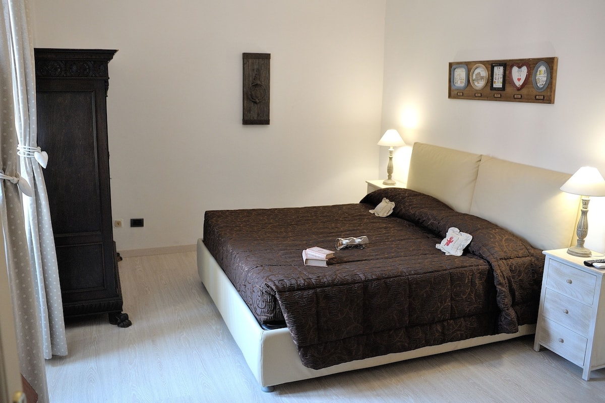 In-room safe, desk, laptop workspace, soundproofing