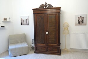 Premium bedding, pillowtop beds, in-room safe, desk - Aquarius Inn (Rome)