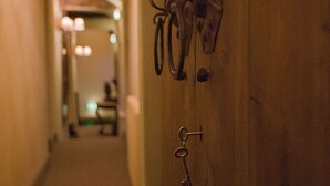 Une porte en bois ornée d’une serrure et de motifs métalliques décoratifs.