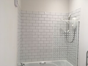 Casa de campo estándar, 2 habitaciones | Baño | Regadera y toallas