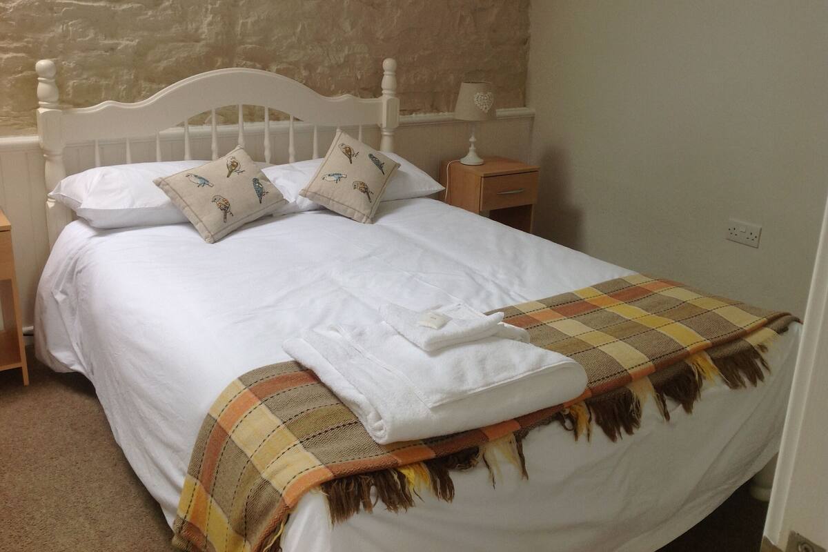 Standard Cottage, 2 Bedrooms | Desk, WiFi (free)