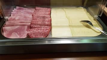 Eine Glastheke mit geschnittenem Fleisch und Käse.