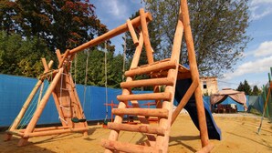 A wooden climbing structure in an outdoor setting. - Hotel Restaurant Švejk (Bublava)