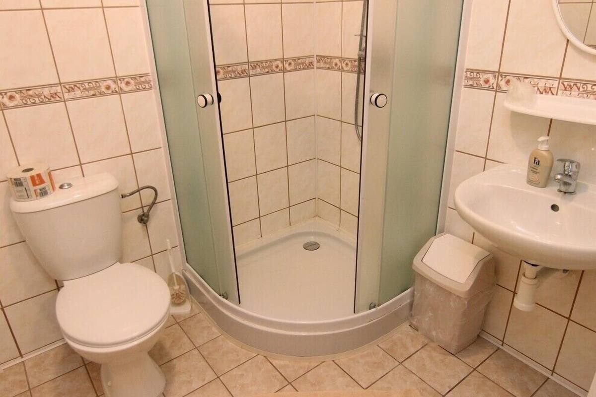 Un baño con inodoro, ducha y lavamanos.