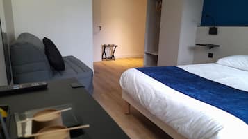 Escritorio, sistema de insonorización y tabla de planchar con plancha