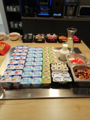 Buffet breakfast for a fee on weekdays