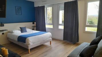 Standard-Vierbettzimmer | Schreibtisch, schallisolierte Zimmer, Bügeleisen/Bügelbrett