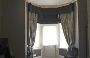 A room with a window, a chair, and a desk. - Hannah's Guesthouse (Aberdeen)