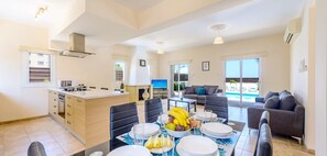 Villa, 3 slaapkamers, privézwembad | Woonruimte | Een 40-inch lcd-televisie met satellietzenders en een televisie