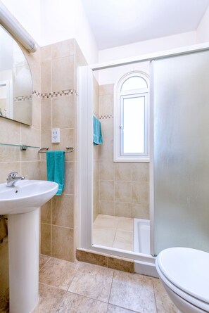 Villa, 3 slaapkamers, privézwembad | Badkamer | Een haardroger, handdoeken, shampoo, toiletpapier