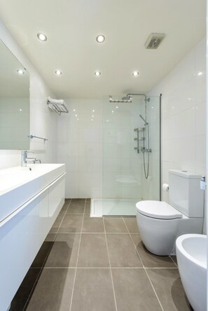 Apartment, 2 Bedrooms | Bathroom | Shower, hair dryer, towels, shampoo - Silver Sands Penthouse (Paralimni)