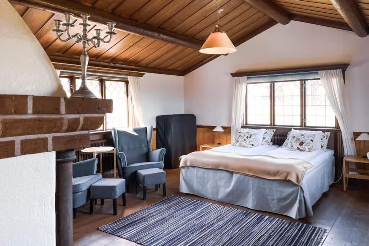 family room - pets allowed | 1 bedroom, desk, blackout curtains, iron/ironing board