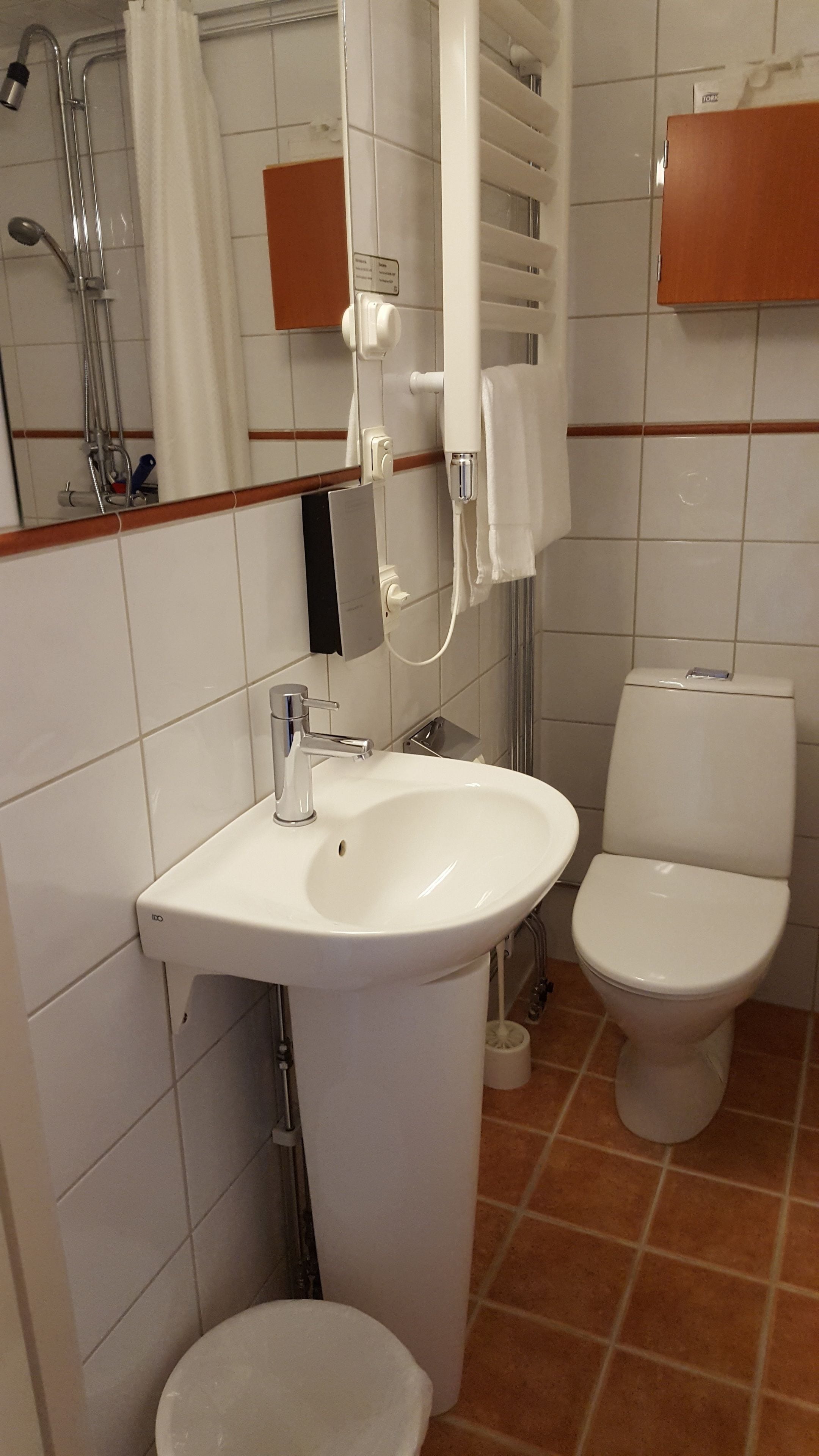 twin room | bathroom | shower, hair dryer, towels