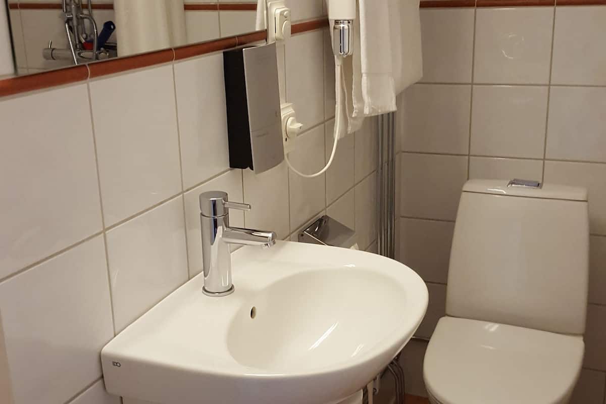 twin room | bathroom | shower, hair dryer, towels