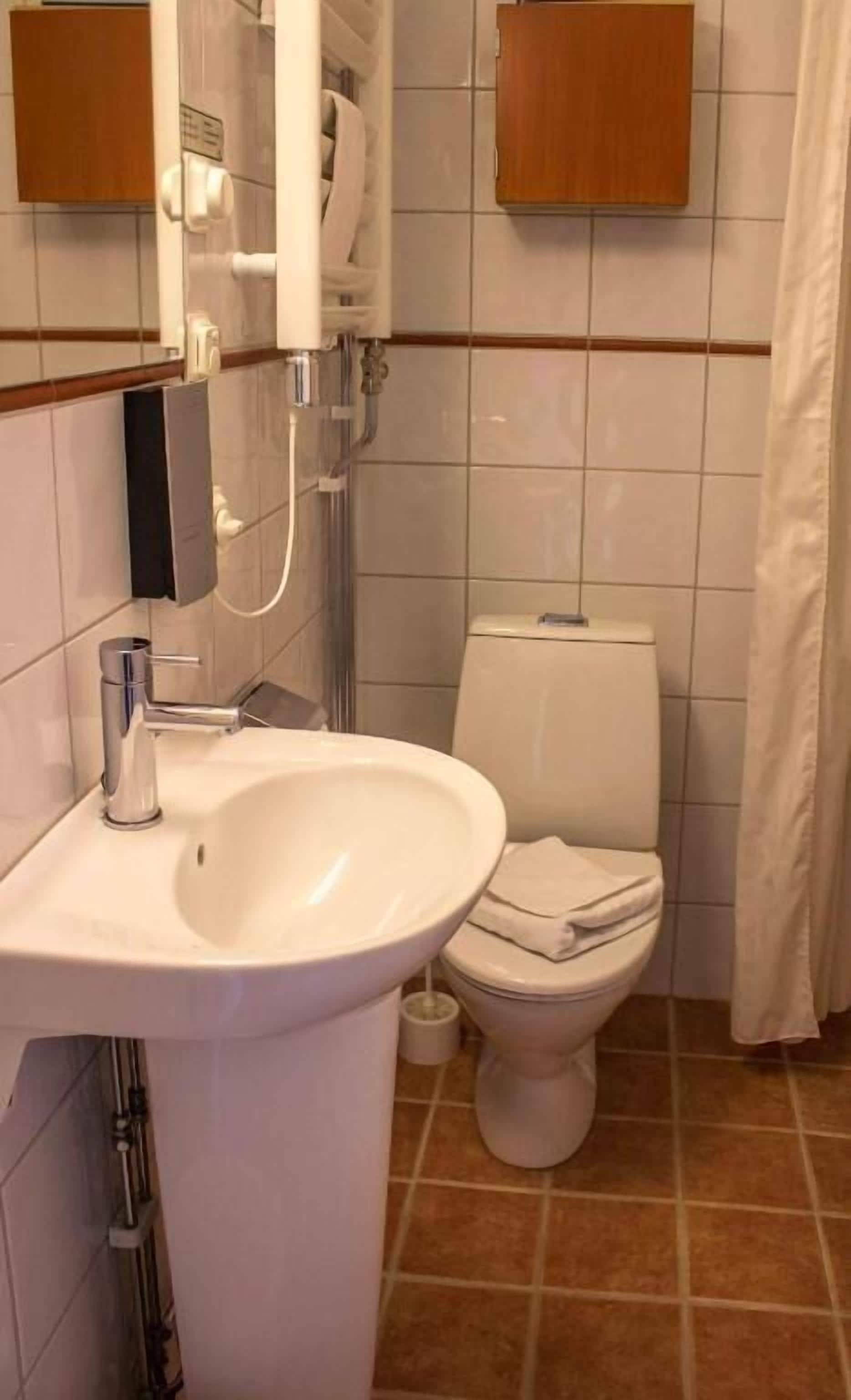 double room - pets allowed | bathroom | shower, hair dryer, towels