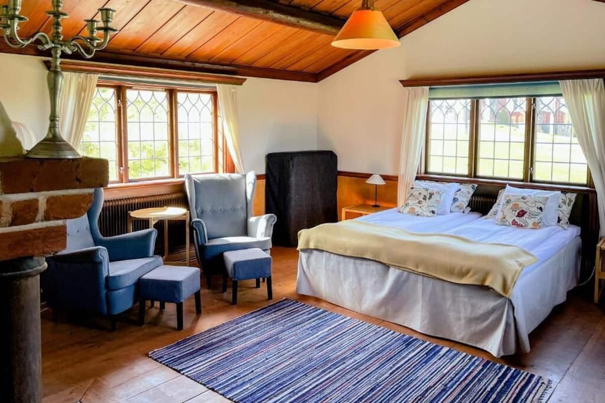 Family Room with courtyard view | 書桌、遮光布/窗簾、熨斗/熨衣板、搖籃/嬰兒床