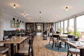 Breakfast and dinner served - Gyllene Hornet (Tallberg)