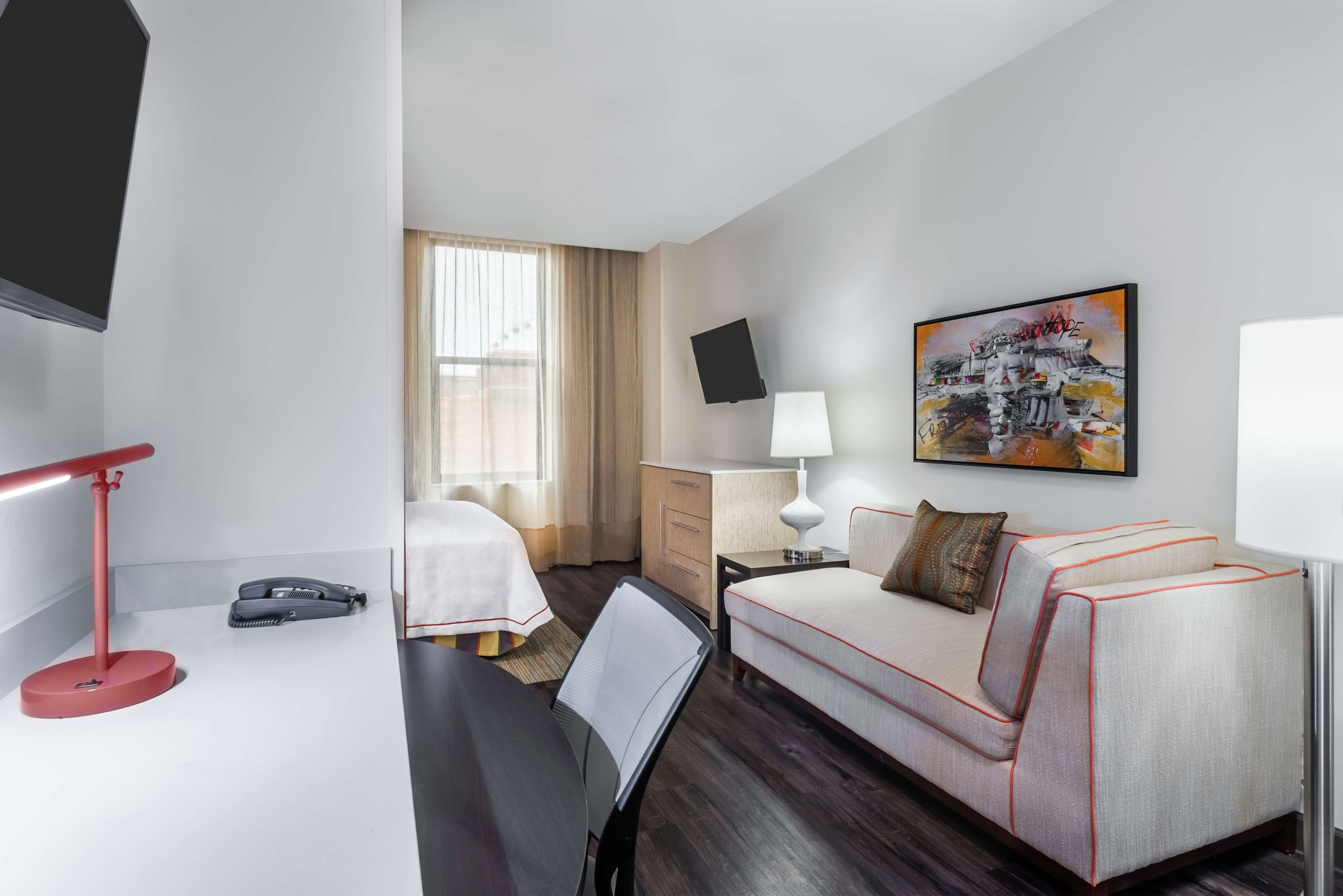 studio, 1 queen bed | premium bedding, in-room safe, desk, laptop workspace