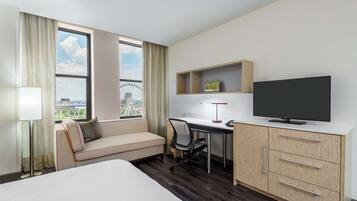Studio, 1 Queen Bed | Premium bedding, in-room safe, desk, laptop workspace