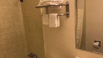 Combined shower/tub, towels