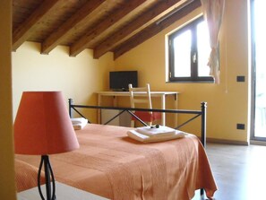Quarto casal, terraço | Berços grátis, Wi-Fi de cortesia, roupa de cama