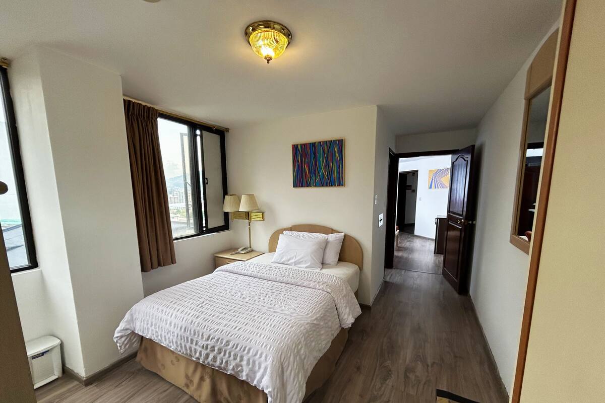 Executive Suite | In-room safe, desk, soundproofing, WiFi (free)