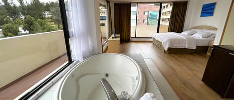 Caja de seguridad en la habitación, muebles diferentes y escritorio