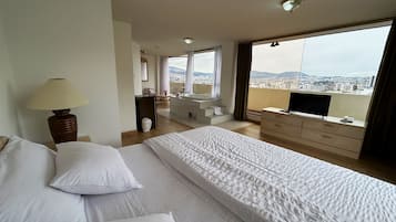 Presidential-sviitti | 1 makuuhuone, tallelokero huoneessa, yksilöllisesti kalustettu, työpöytä