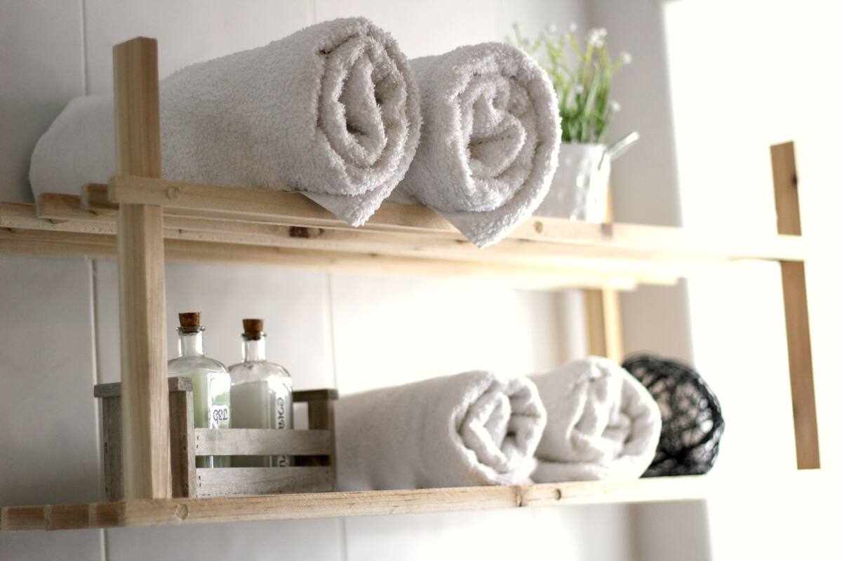 Ensemble douche/baignoire, articles de toilette gratuits, sèche-cheveux