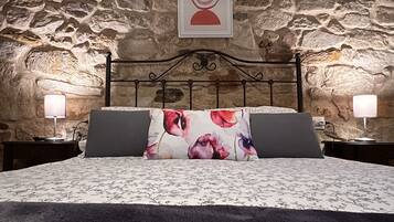 Double Room, Mountain View | Premium bedding, desk, laptop workspace, blackout drapes